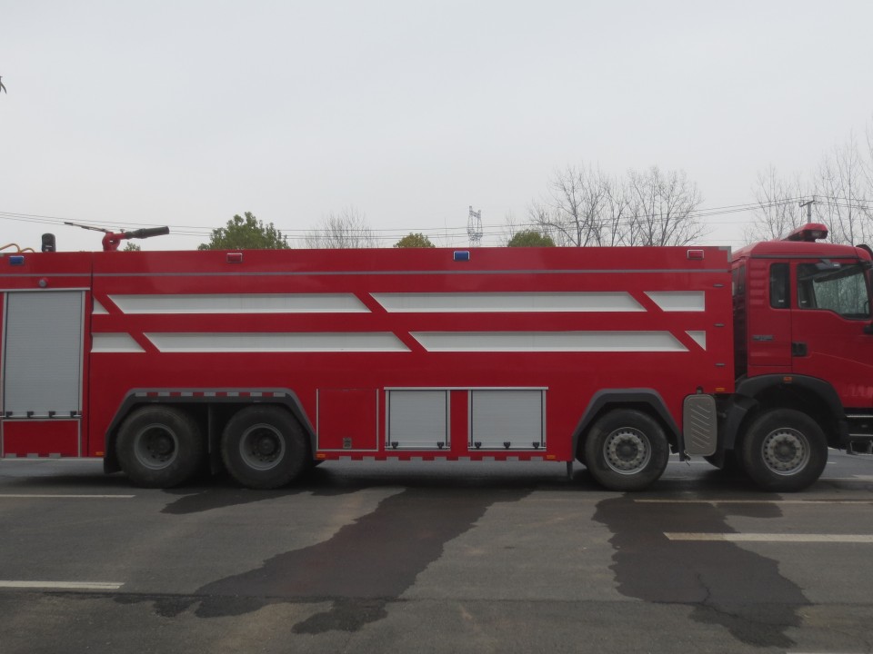 豪沃前四后八水罐消防車(24噸)圖片